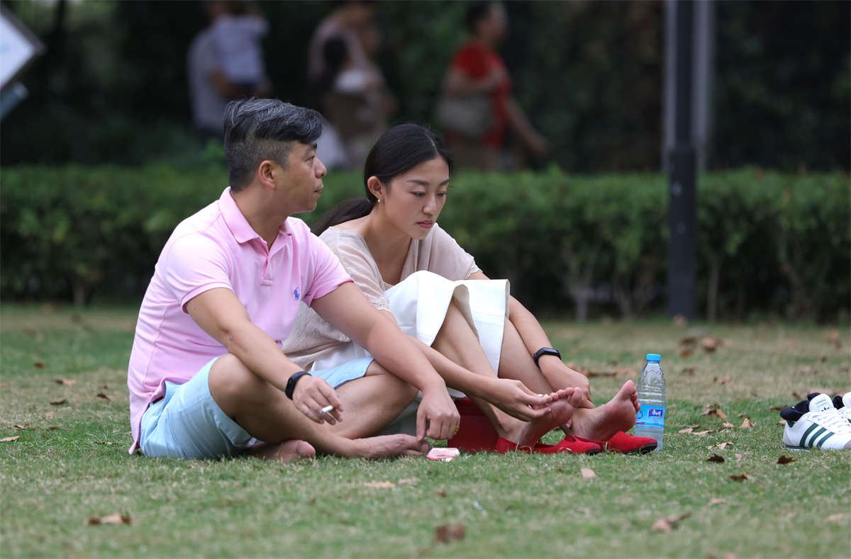 No234 把淑女鞋踩在脚底，优雅的女人露出了光洁的足底