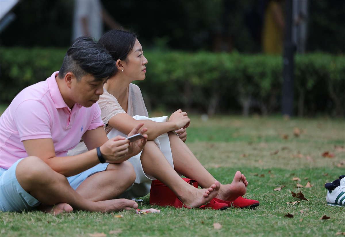 No234 把淑女鞋踩在脚底，优雅的女人露出了光洁的足底