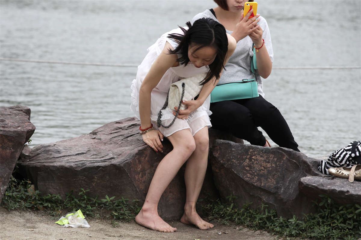 No239 白嫩少女竟然脱了鞋，玩起了亲水摄影