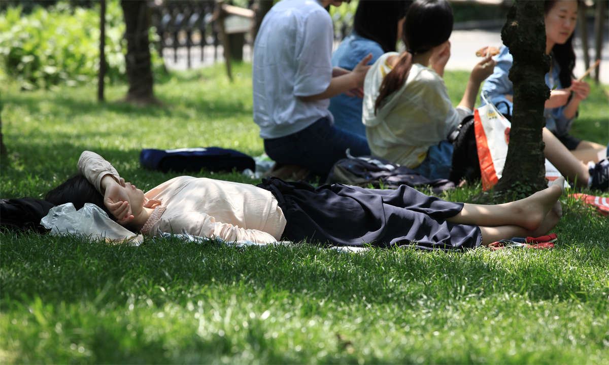 No217 长着一双秀气美足，脸蛋果然不会差
