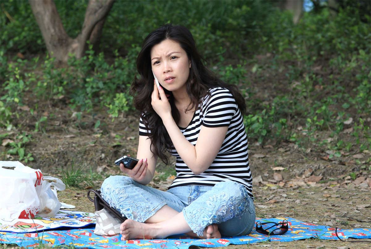 No178 美白人妻赤足独坐树下