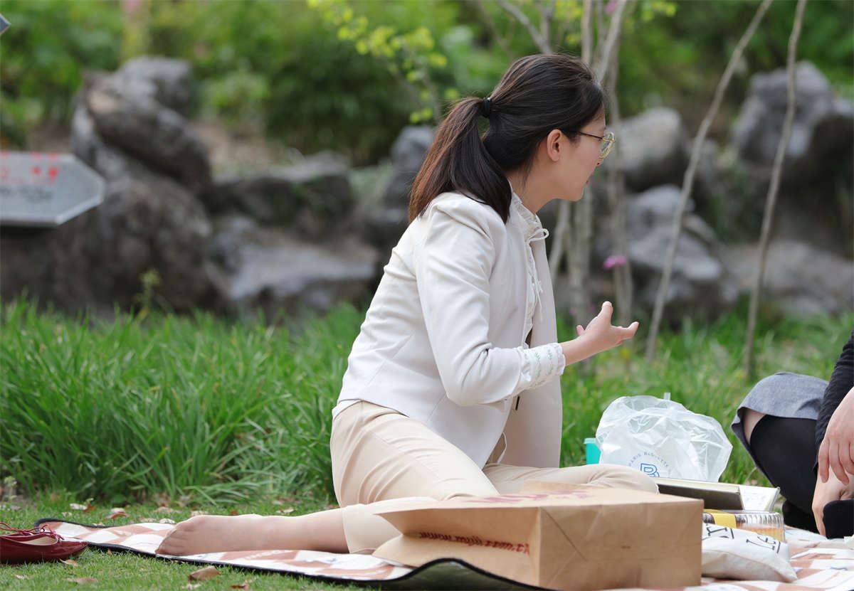 No1411 清纯学妹脱鞋后坐姿端庄，这丝真心薄到透明