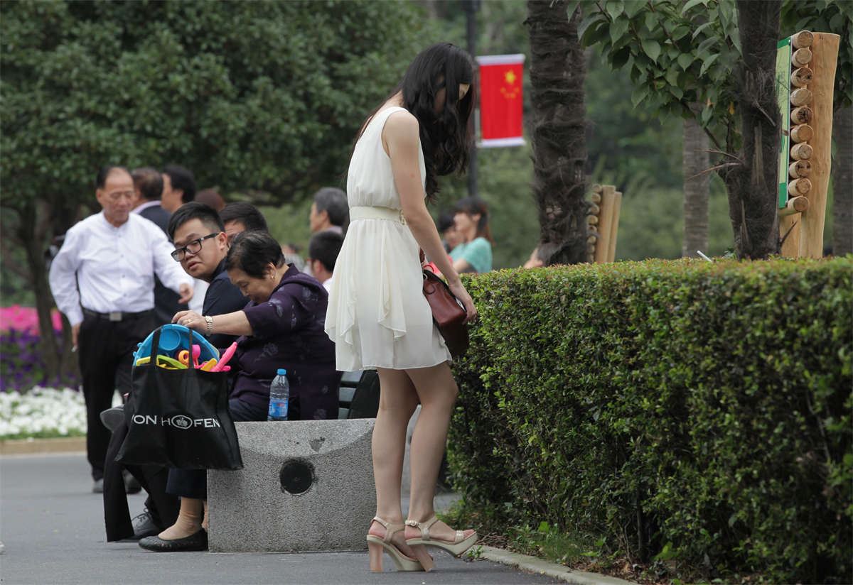 No1431 长发伴娘，露脚不是重点，擦脚的美姿才叫诱惑