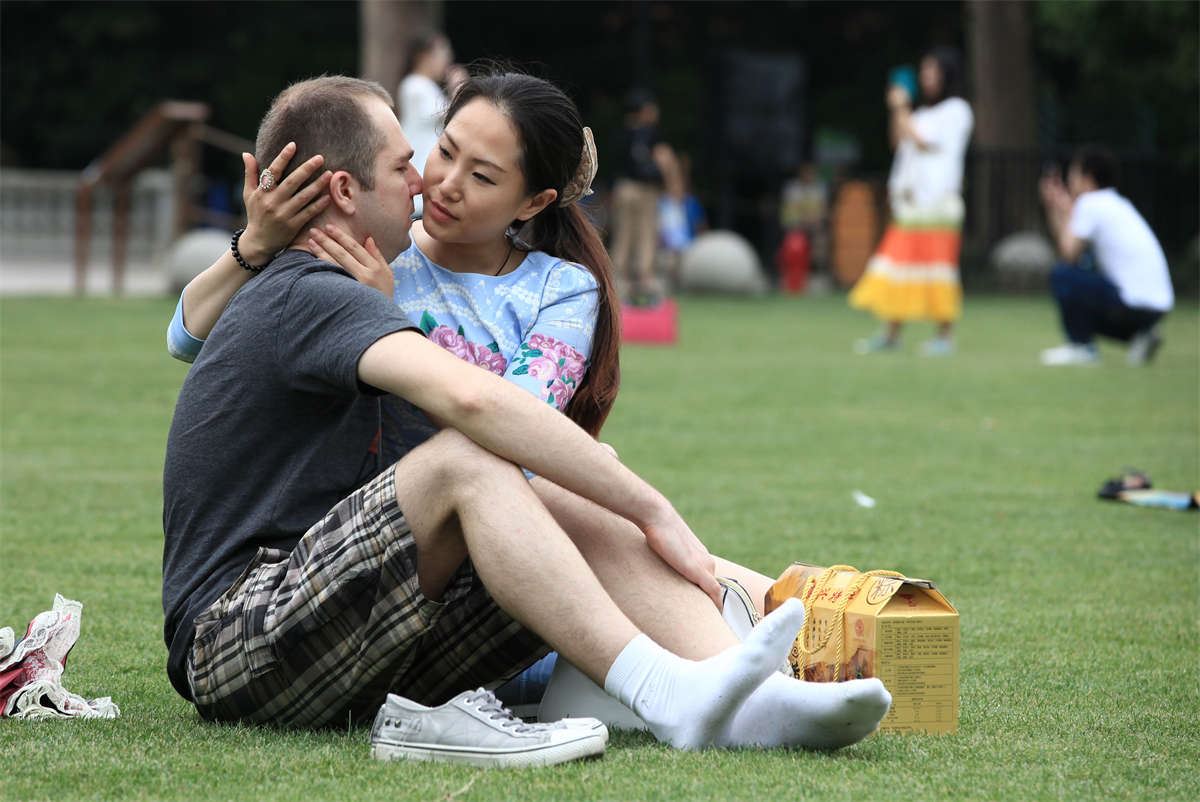 No1475 看到短裙长丝美女脱鞋露脚的机会可不多