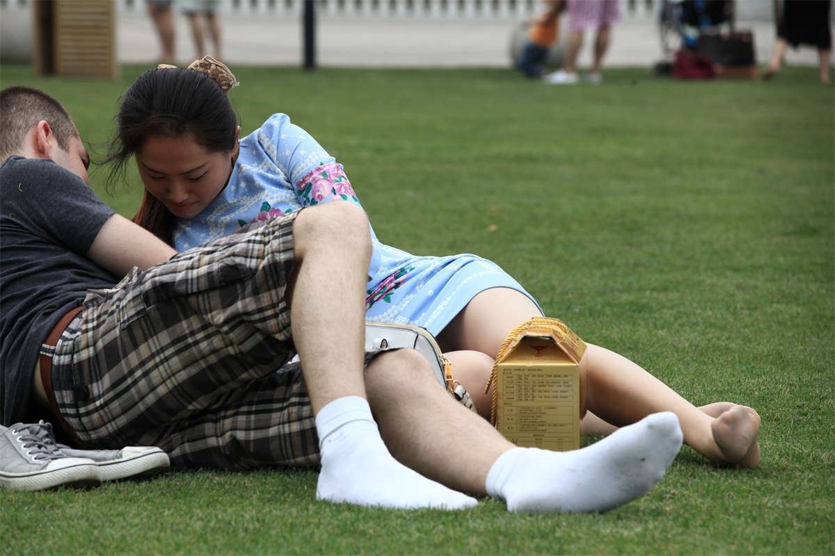 No1475 看到短裙长丝美女脱鞋露脚的机会可不多