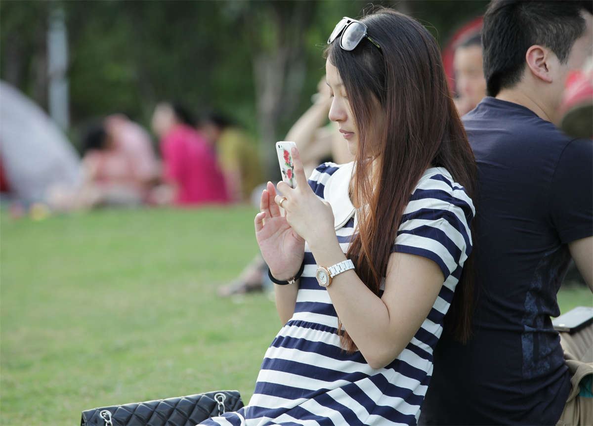 No1479 美女好脚不给多看，还没拍到脚底鞋已穿上