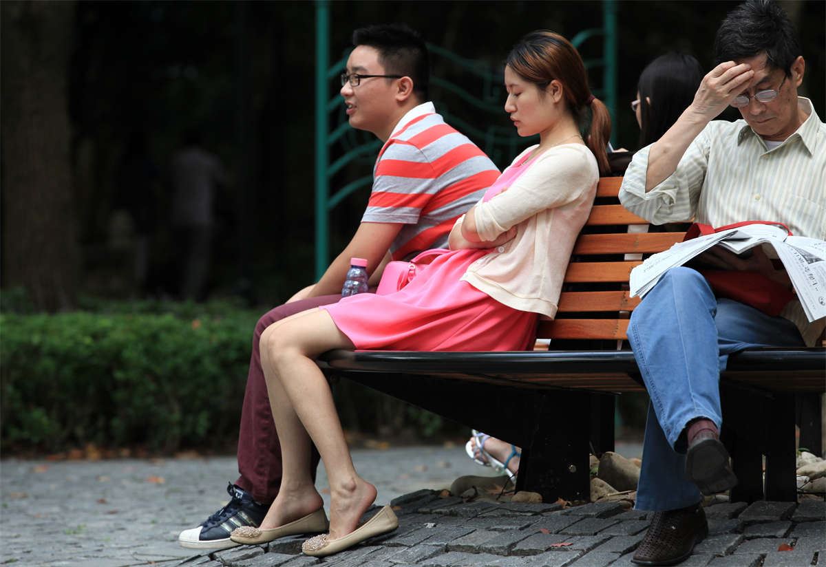 No27 长椅上的漂亮女孩不自觉地把鞋脱了