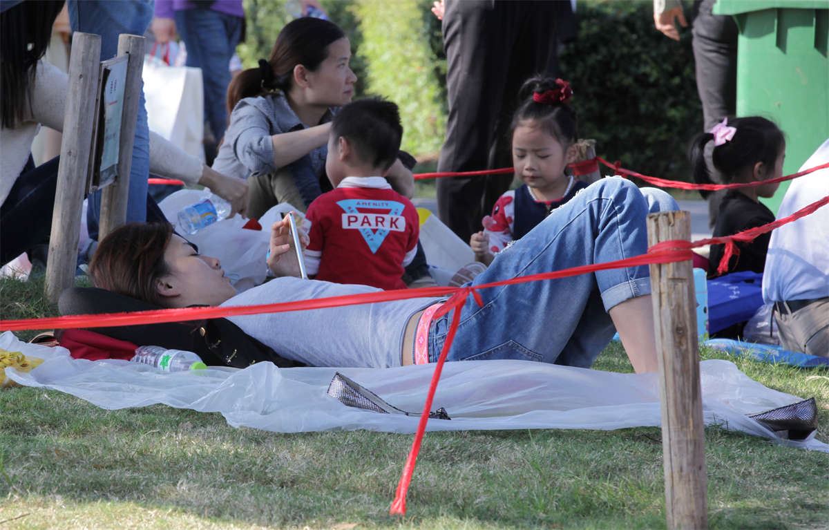 No39 少妇人长的漂亮，躺着翘二郎腿也显得优雅