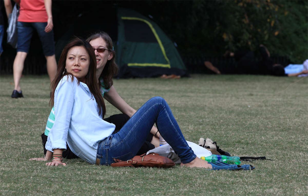 No64 街拍图啥？就图美女脱鞋再摆几道POSE