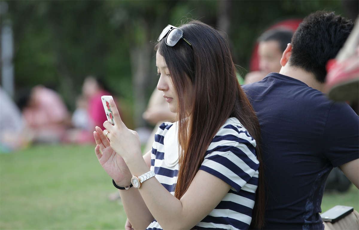 No66 美女好脚不给多看，还没拍到脚底鞋已穿上