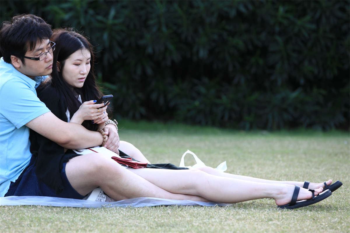 No69 漂亮女孩一双长腿下的骨感美足