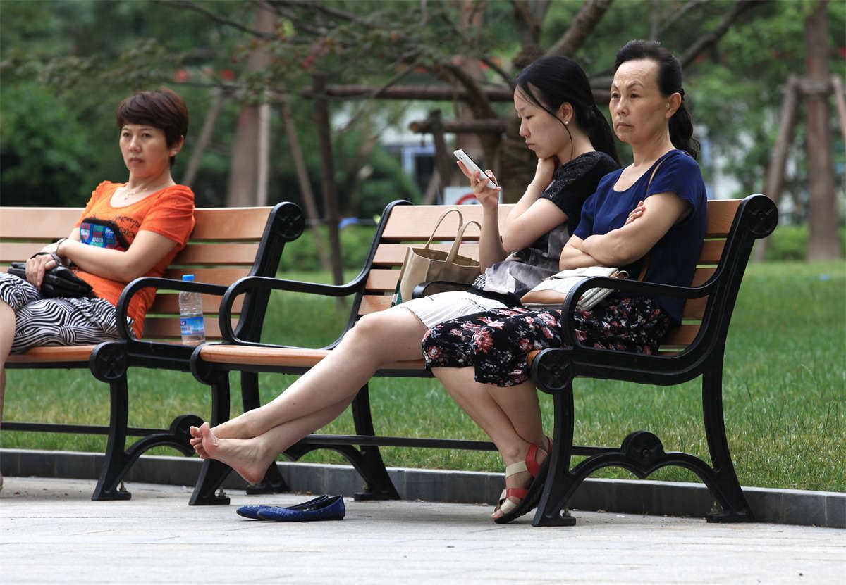 No72 文静女孩脱鞋小憩，这双脚果断高分