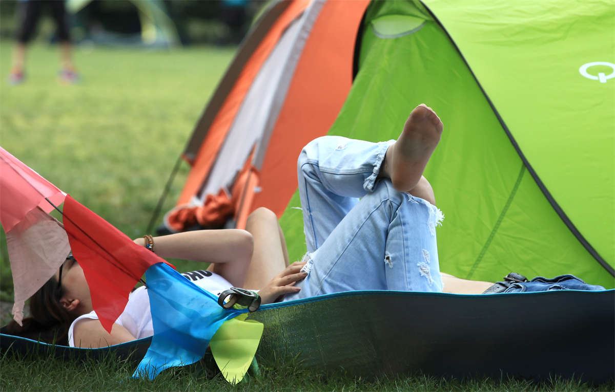 No74 脸、脚、丝俱佳的墨镜少妇