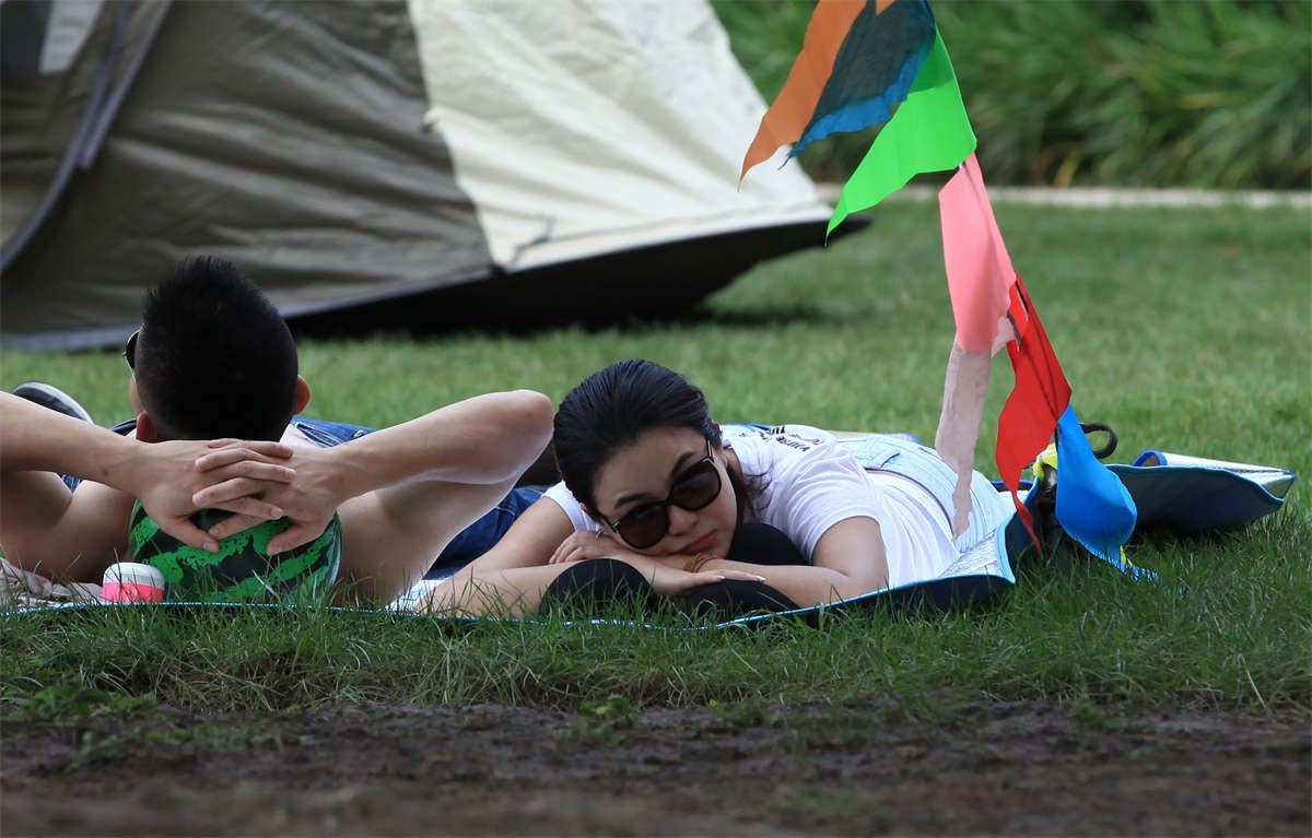 No74 脸、脚、丝俱佳的墨镜少妇