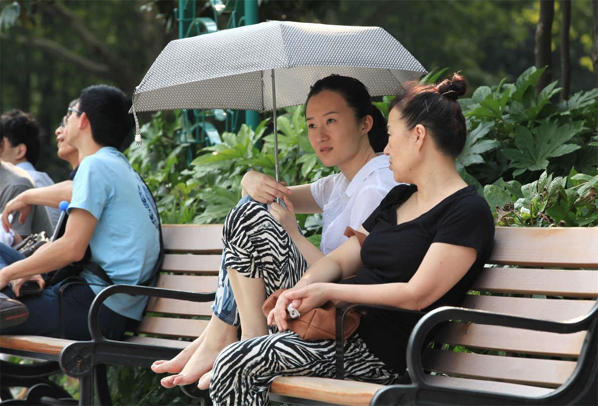 No139 和家人一起长椅休息的时候，当然可以无所顾忌