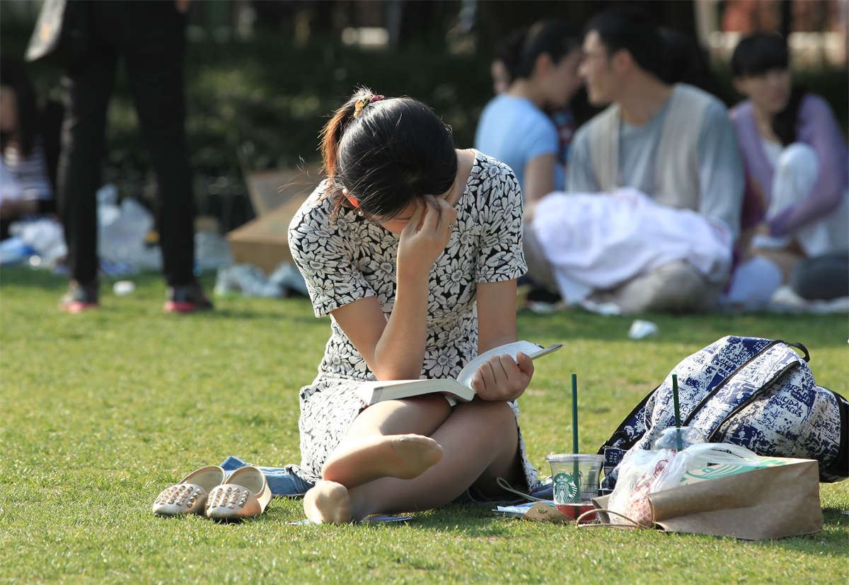 No1487 草地上养眼的女孩长丝