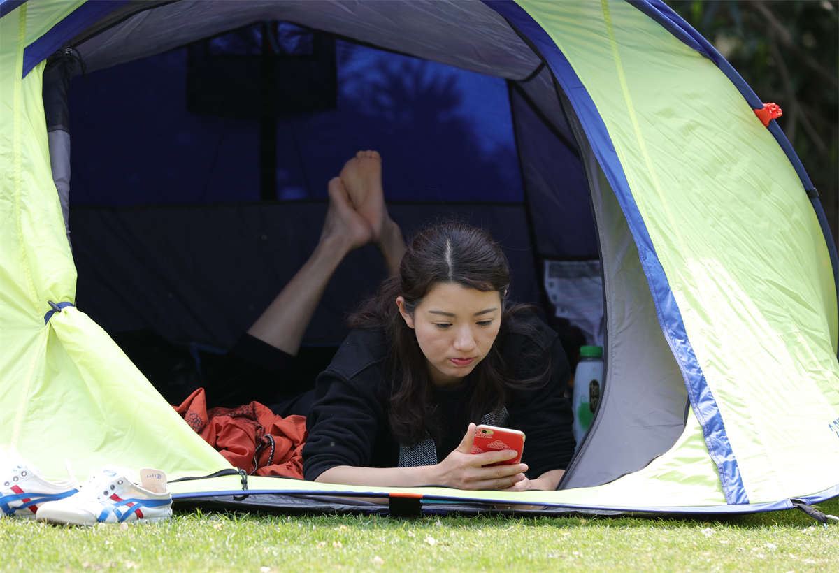 No1525 漂亮少妇卖萌自拍后掉转方向，瞬时门户大开，美足全面失守 第1套