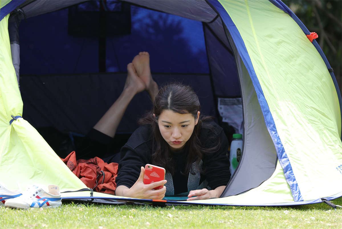 No1525 漂亮少妇卖萌自拍后掉转方向，瞬时门户大开，美足全面失守 第1套