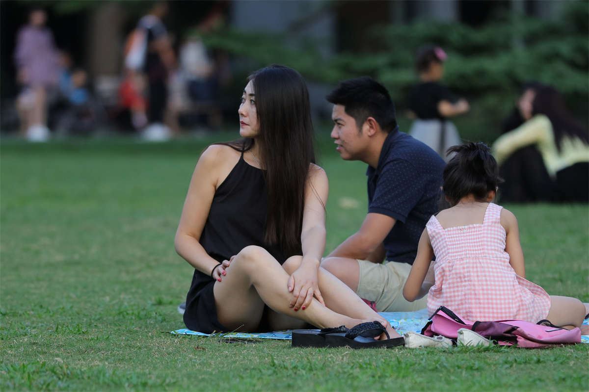 No1556 气质绰约的美貌少妇终于在一个黄昏露脚了