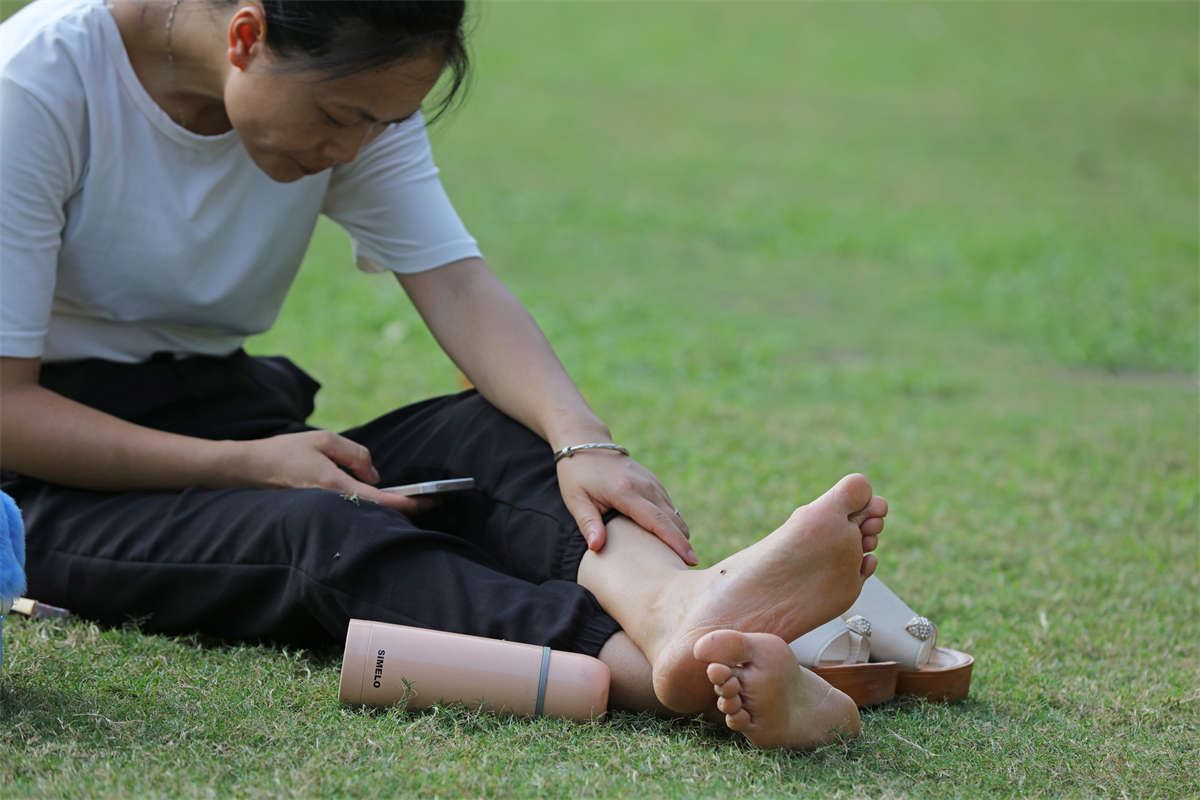 No1605 目光冷峻的清秀少妇，一双瘦长美足毫不含糊