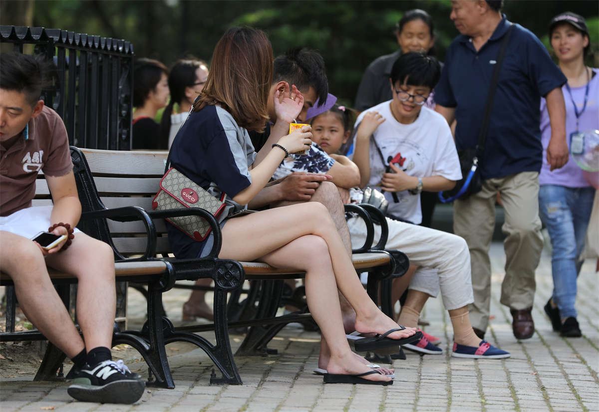No1623 两条雪白美腿，配上黑色人字拖，分外性感