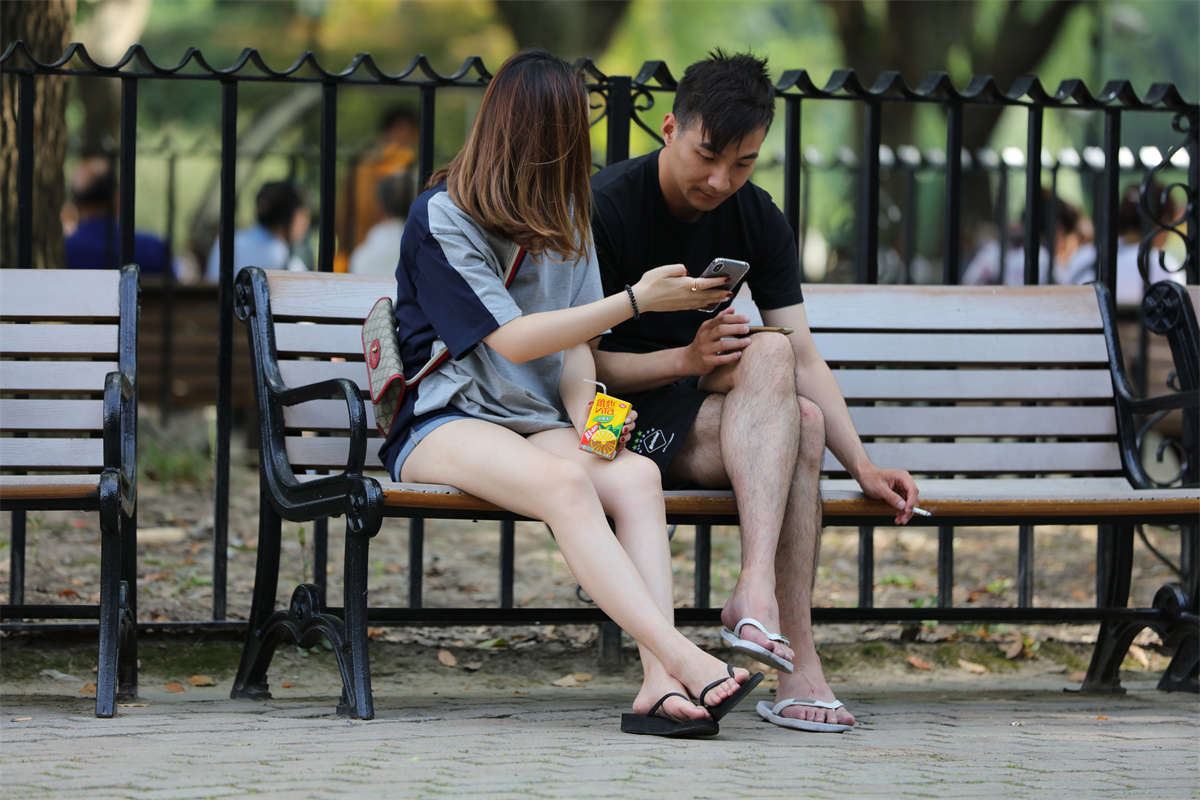 No1623 两条雪白美腿，配上黑色人字拖，分外性感