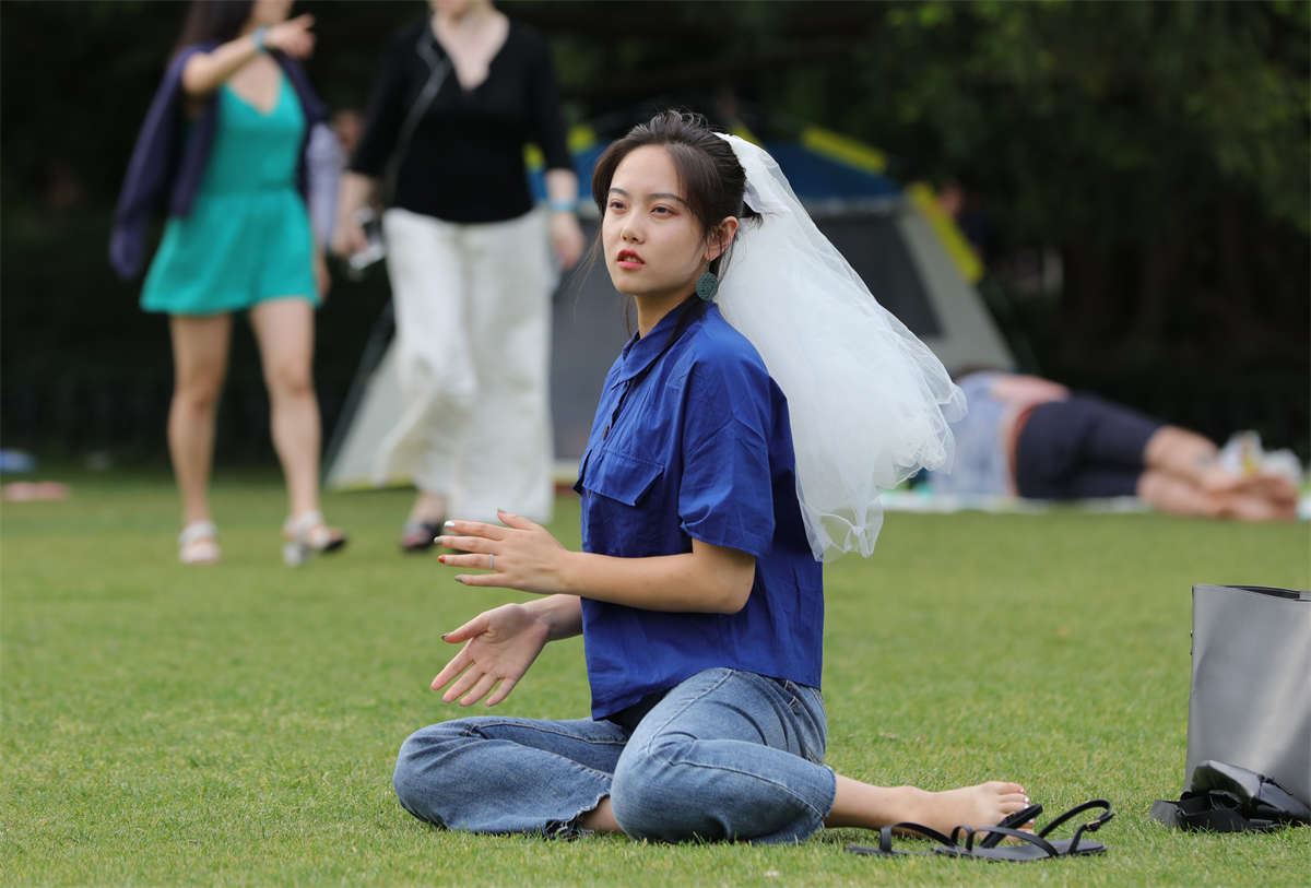 No1649 赤足女孩戴上头纱，想尝一把当新娘的感觉