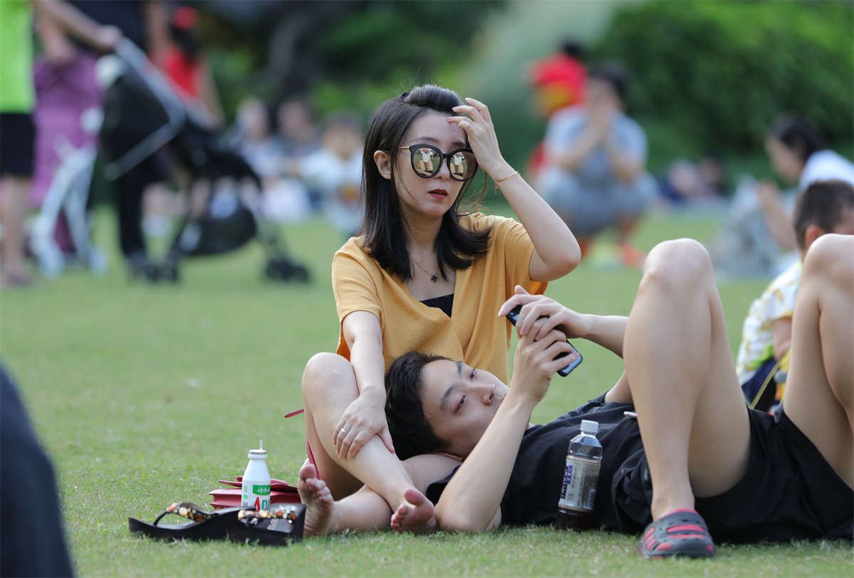 No1627 墨镜时尚美少妇朝我冷冷地伸直了双腿