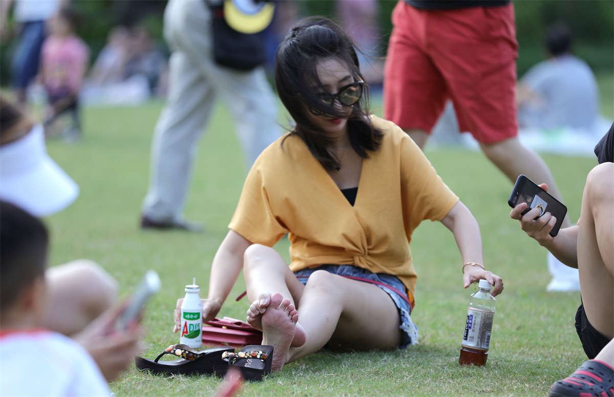 No1627 墨镜时尚美少妇朝我冷冷地伸直了双腿