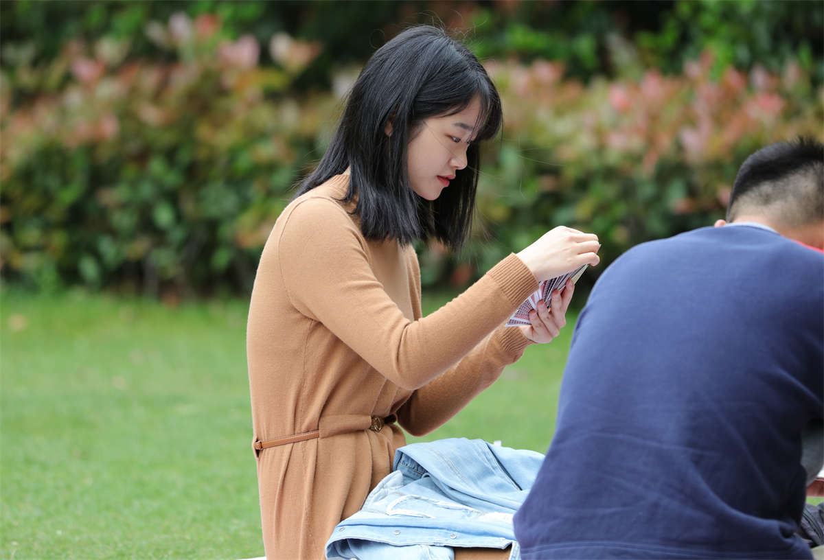 No1631 恬静的长丝小妹坐姿太矜持了