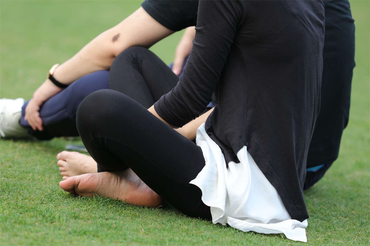 No1632 气质女郎露脚，从若隐若现到全面放开