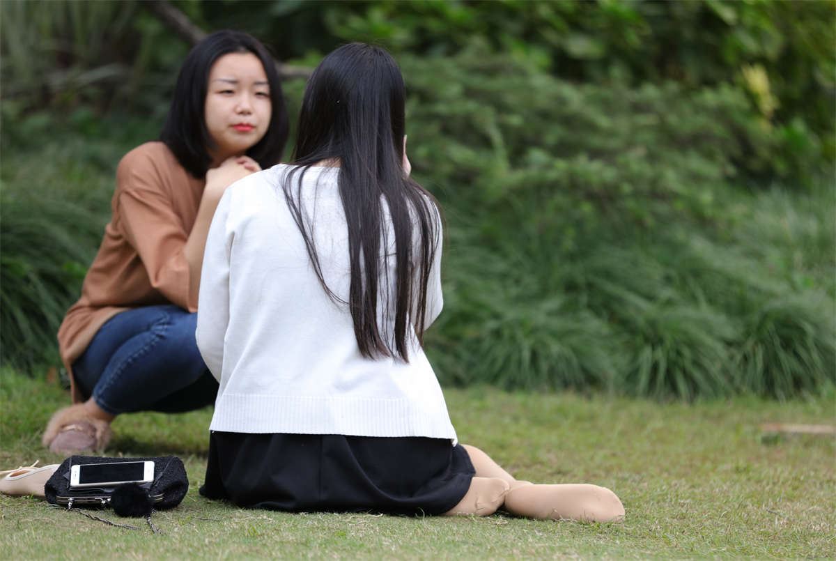 No1676 恬静女生端坐草坪，露出一只长丝足