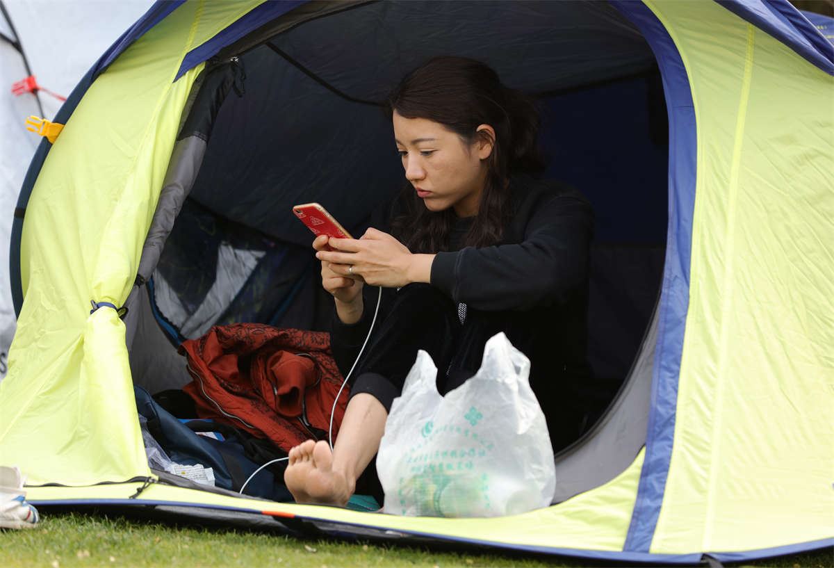 No1684 漂亮少妇卖萌自拍后掉转方向，瞬时门户大开，美足全面失守 第2套