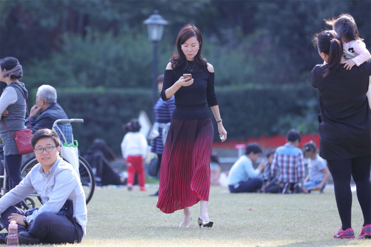 No1686 身材高挑，身形窈窕，风姿绰约的女人，脱下高跟的素足一尘不染 第2套