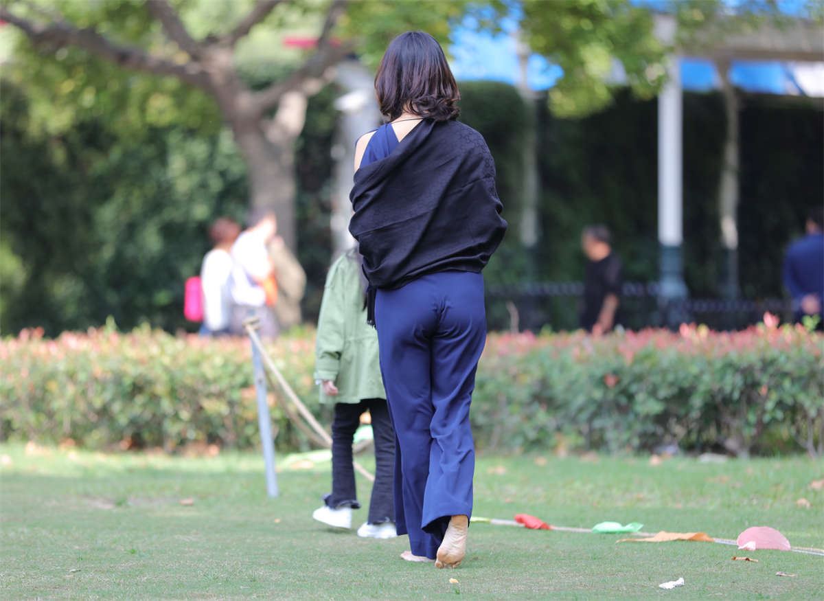 No1707 真正的九头身美女脱了鞋，风姿绰约地教女儿如何走台