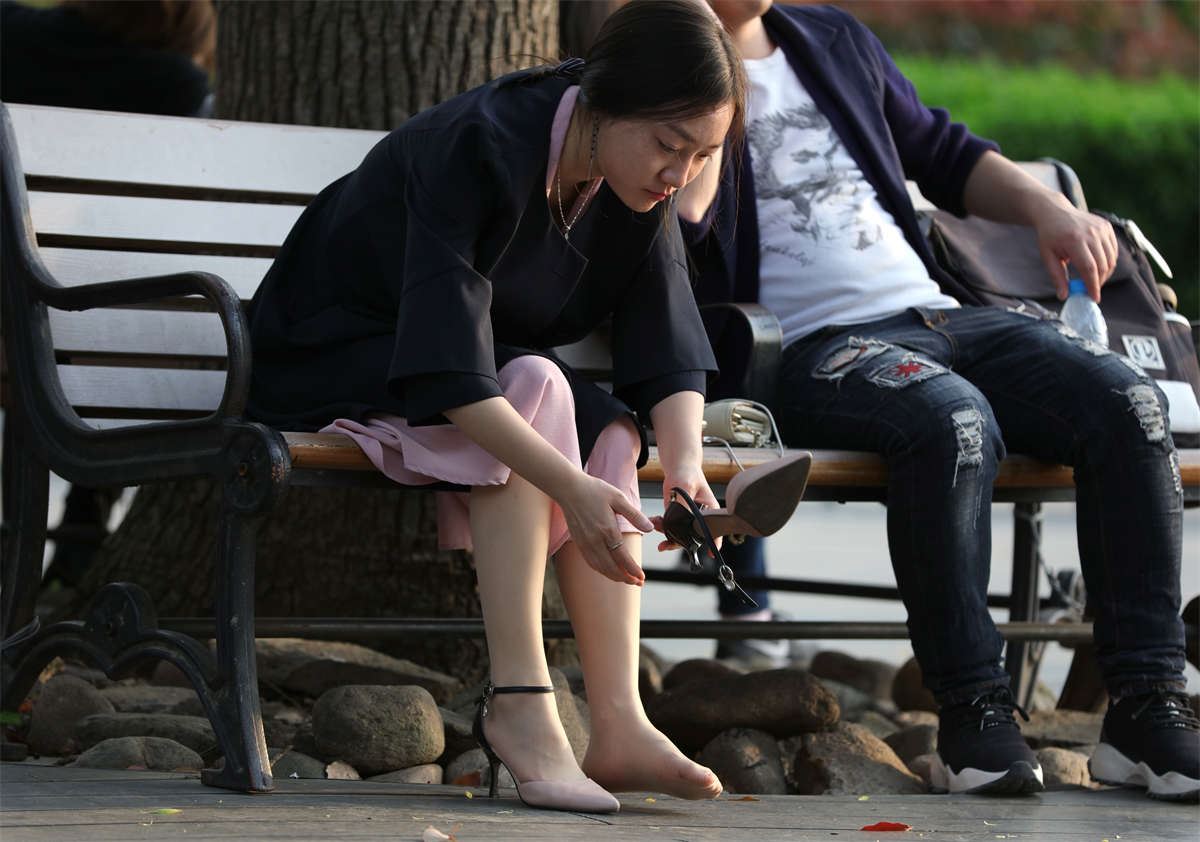 No1706 甜美的小师妹肯定不知道脚下的超薄长丝已经抽丝了