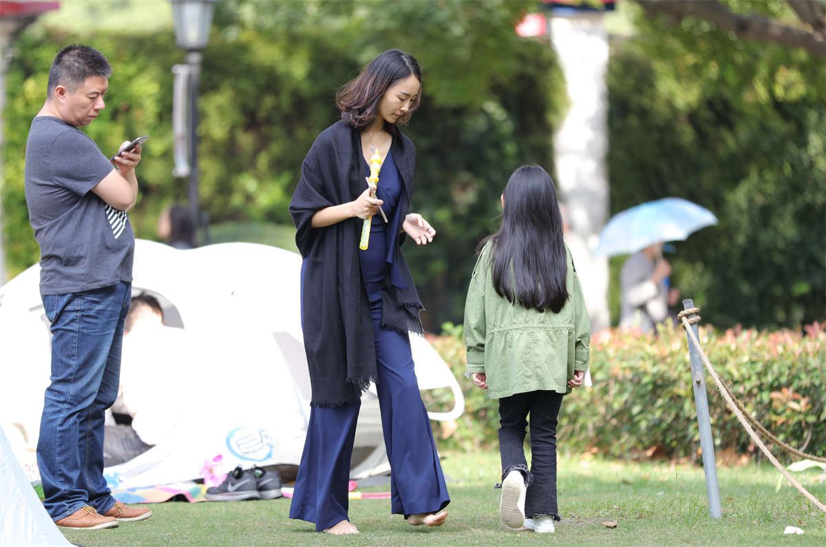 No1707 真正的九头身美女脱了鞋，风姿绰约地教女儿如何走台