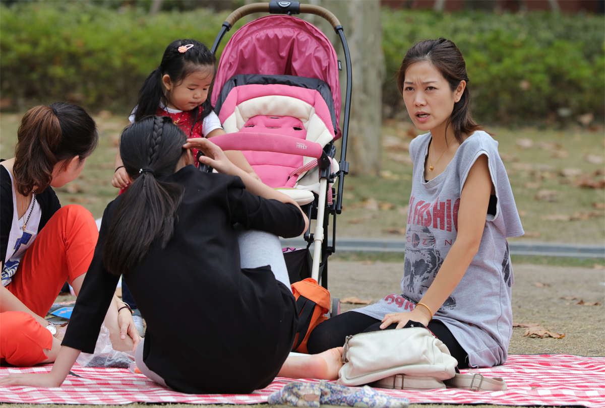 No1714 初长成的少女嫩足和两双超性感的少妇纤足同框出镜 第2套