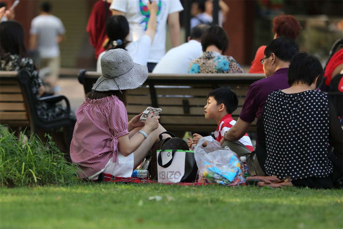 No1718 家人起身，迅速抢占正机位拍摄恬静少妇性感足底