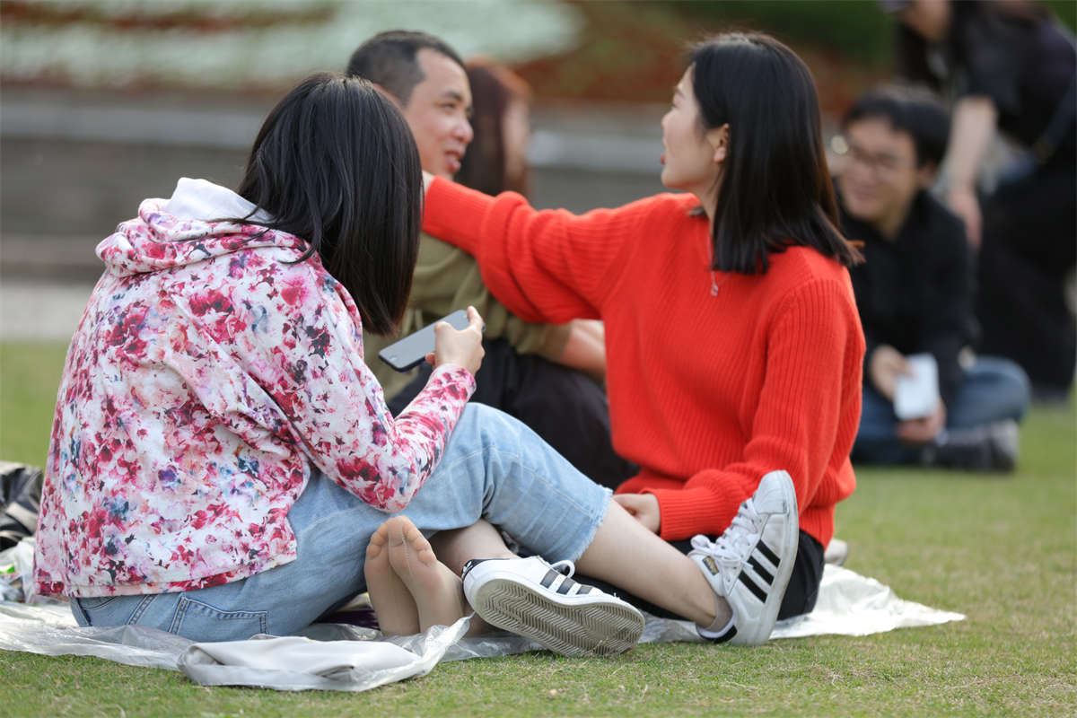 No1725 红衣美女从闺蜜腿下伸出一双无挡超薄丝足