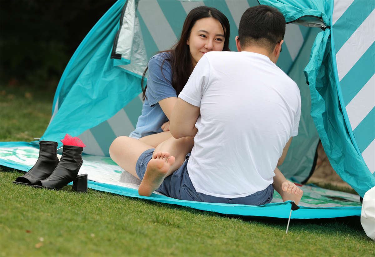 No1734 长腿妹子睡完觉，在帐蓬外和男友玩嗨了 第2套
