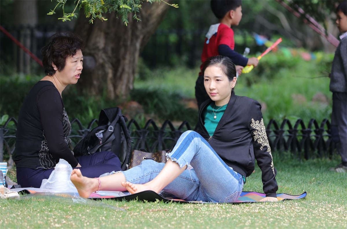 No1752 美白少妇直视镜头，殊不知她的精美玉足才是拍摄目标