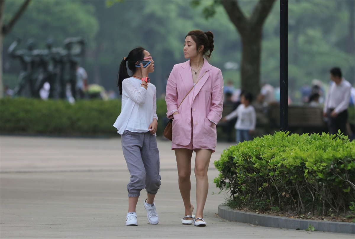 No1755 嫩到出水的甜美少女，幼滑脚趾从鞋中慢慢全露出