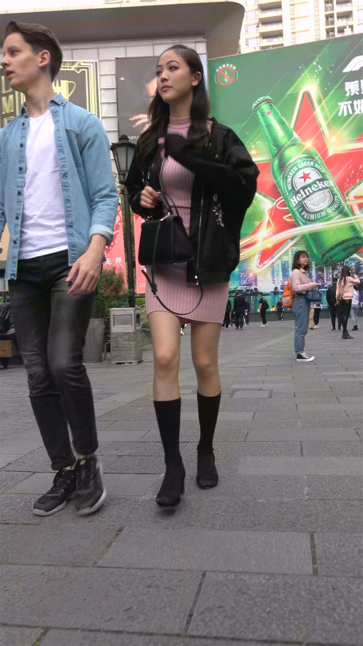 粉裙大美妞