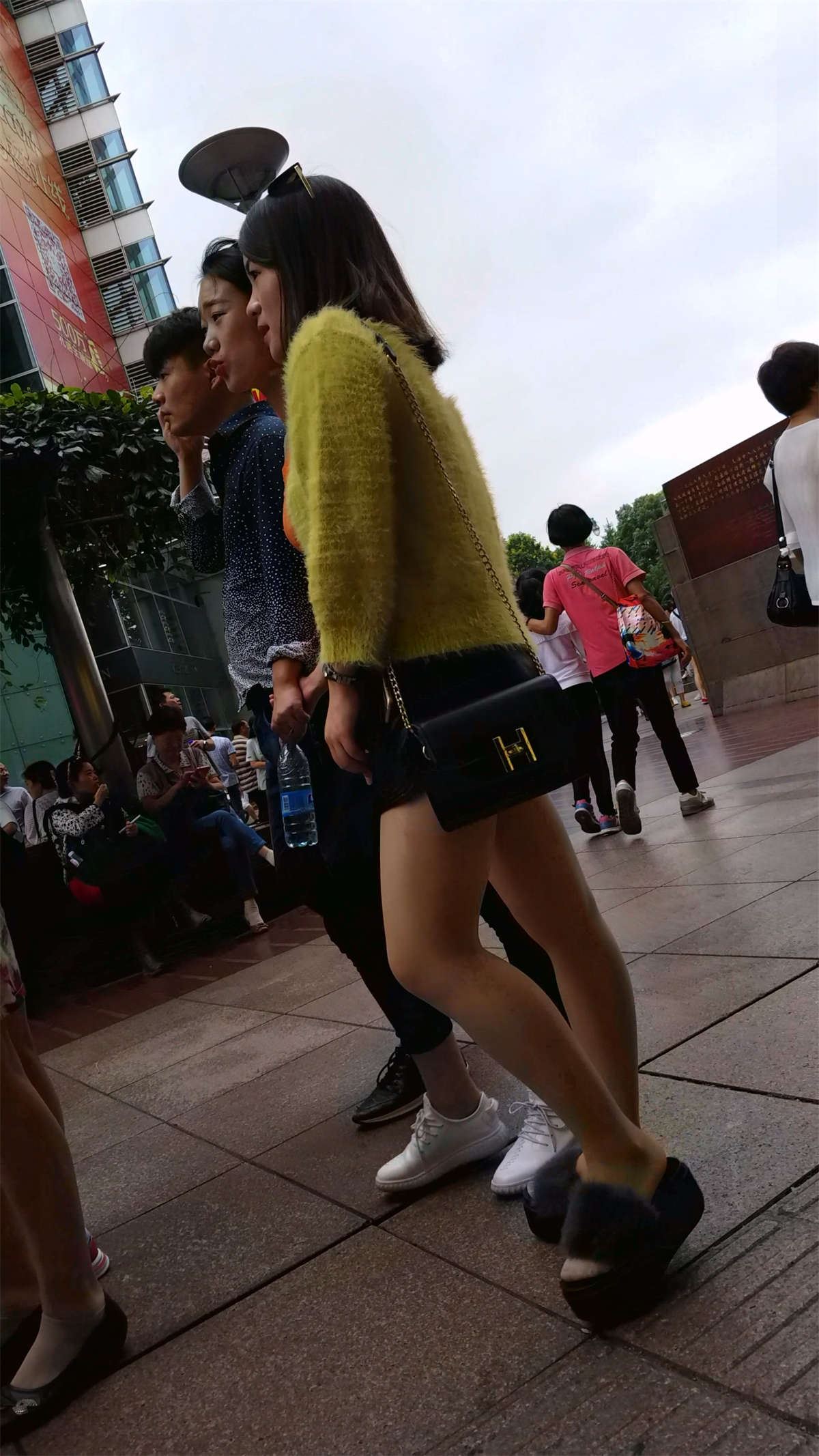 丝袜黄色毛衣美眉