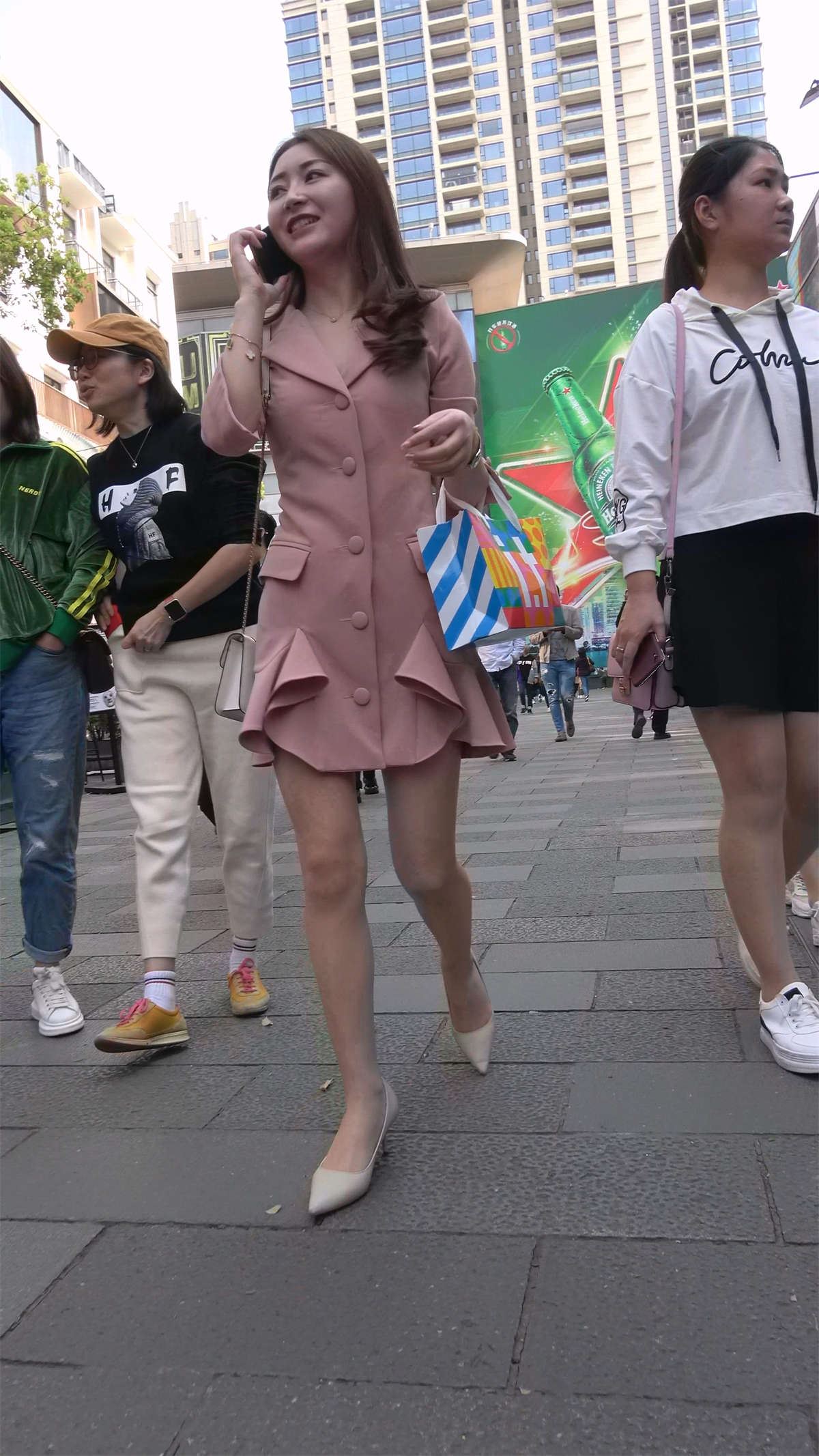 笑容美丽的粉衣高跟女神