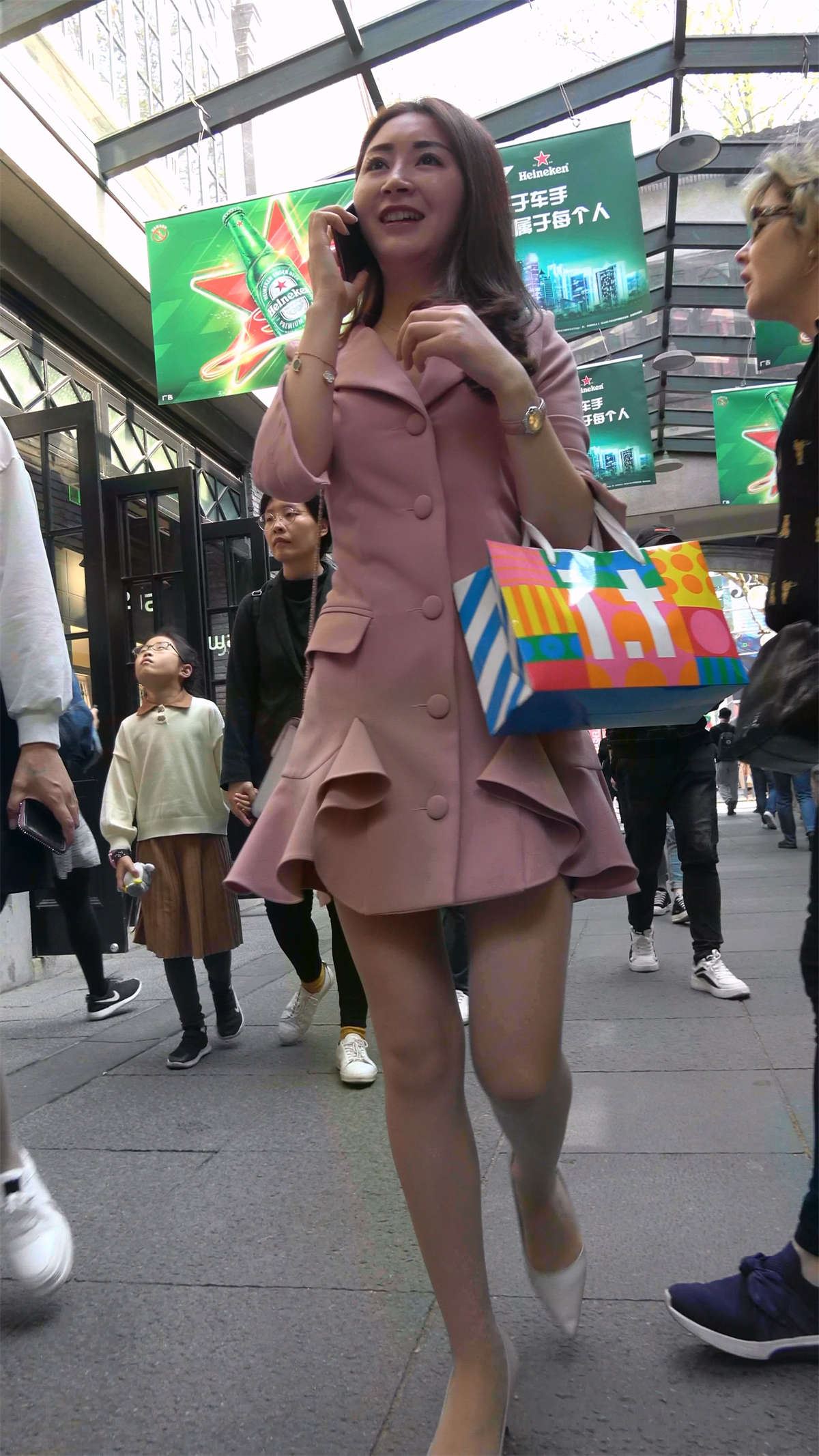 笑容美丽的粉衣高跟女神