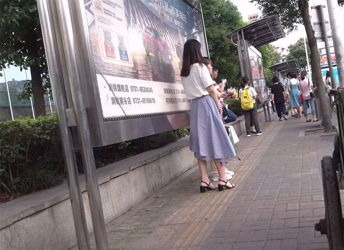 凉高跟，玉足MM在等公交车
