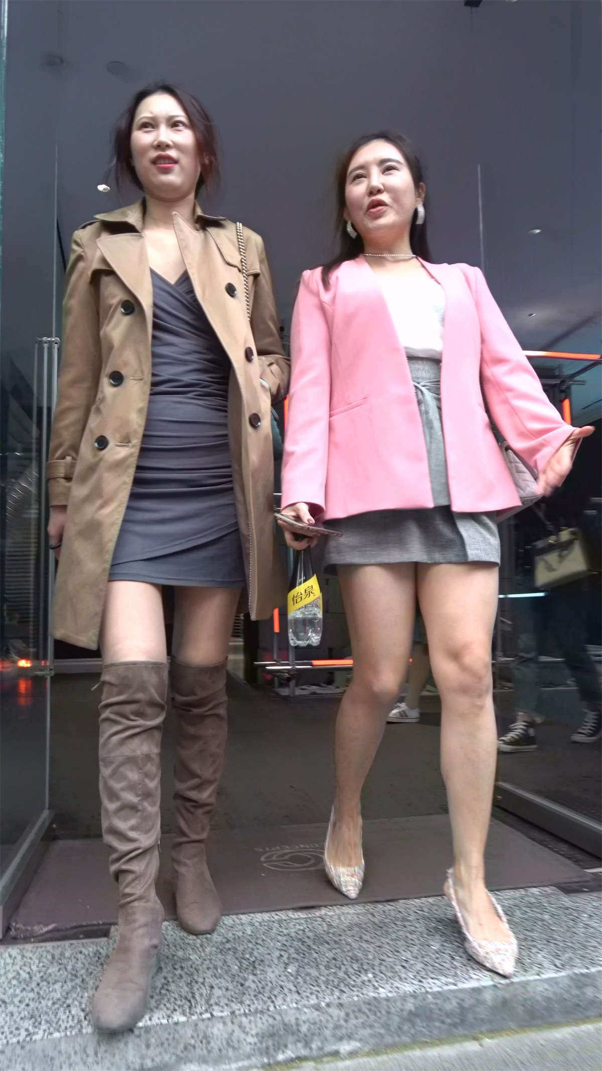 穿着挺时尚的美女姐妹
