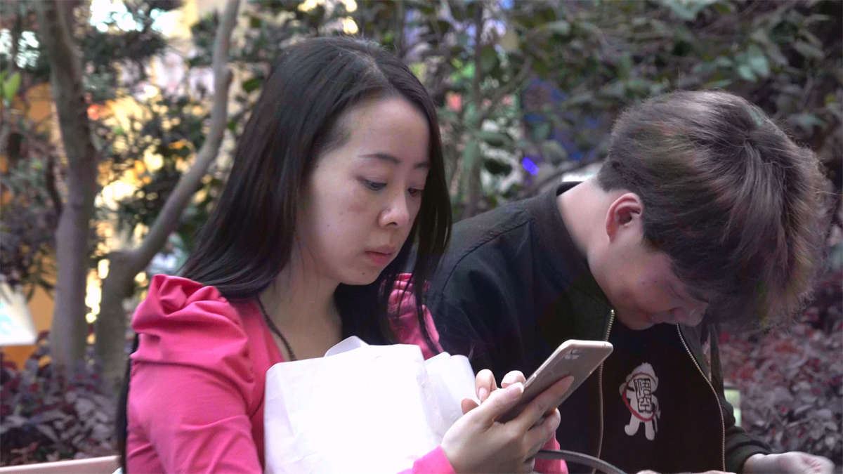 长椅上休息的黑丝少妇